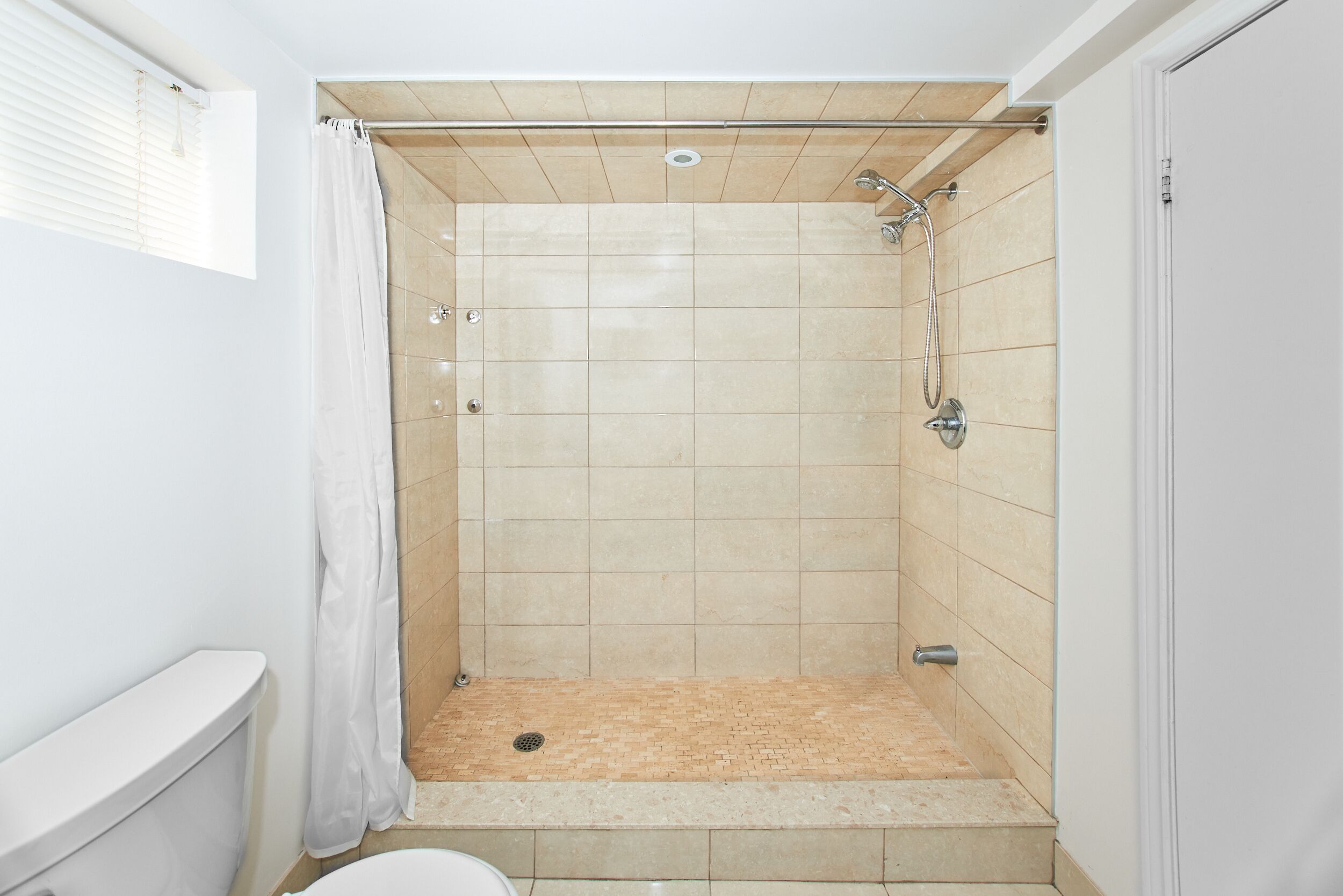 Ducha, secador de pelo, toallas, jabón