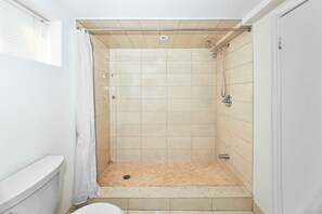 Douche, sèche-cheveux, serviettes fournies, savon