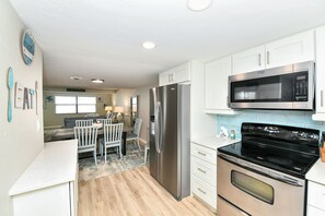 Geladeira, micro-ondas, fogão, cooktop