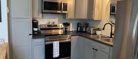 ثلاجة، ميكروويف، فرن، موقد طهي مسطح