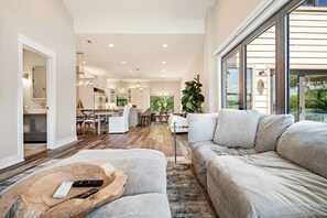 Smart TV, futbolito y tenis de mesa