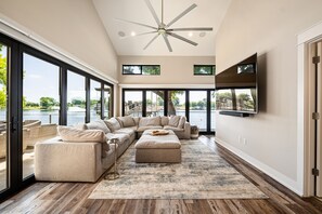 Smart TV, futbolito y tenis de mesa 