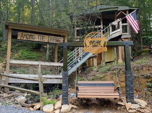 Cozy cabin close to white water rafting, ziplining, hiking & Harrah's casino.  