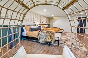 6 chambres, bureau, fer et planche à repasser, lit parapluie