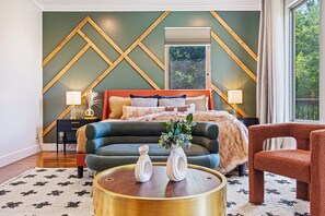 6 bedrooms, desk, iron/ironing board, travel cot