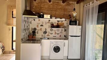 Frigorífico, microondas, placa de cocina y lavavajillas