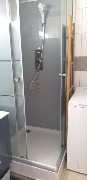 Dusche, Haartrockner, Handtücher, Toilettenpapier