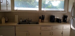 Private kitchen - Overflow Overland Peaceful Home w/Washer + Kitchen (Overland Park)