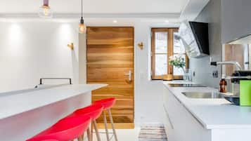 Fridge, microwave, stovetop, dishwasher
