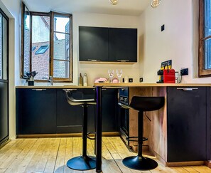 Réfrigérateur, four, lave-vaisselle, cafetière/bouilloire