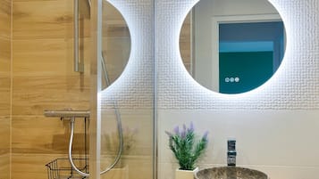 Een douche, een haardroger, handdoeken, zeep