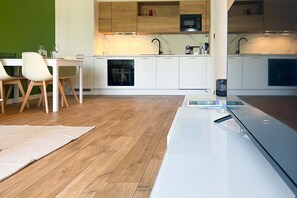 Réfrigérateur, micro-ondes, four, lave-vaisselle