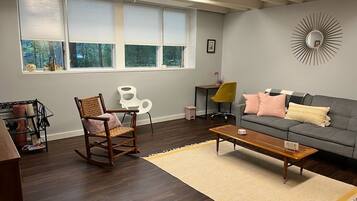 Smart TV, libros, biblioteca musical y estéreo