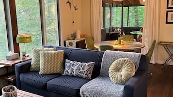 Een smart-tv, boeken, een muziekbibliotheek en een stereo