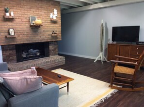 Smart TV, libros, biblioteca musical y estéreo 