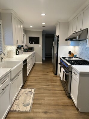 Refrigerador, microondas, horno y parrilla de estufa 