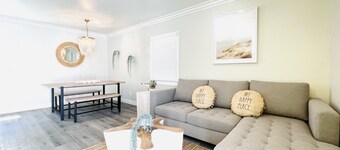 923-Sandbox- Beach Cottage With Parking!