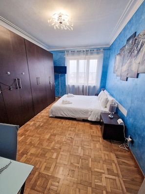 2 bedrooms, desk, WiFi, bed sheets