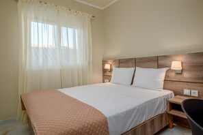 2 habitaciones, escritorio y tabla de planchar con plancha 