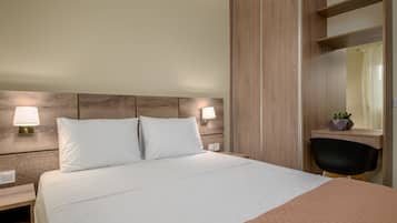 2 habitaciones, escritorio y tabla de planchar con plancha