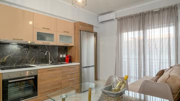 Refrigerador, horno, parrilla de estufa y cafetera y tetera