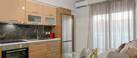 Fridge, oven, stovetop, coffee/tea maker