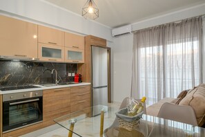 Fridge, oven, stovetop, coffee/tea maker