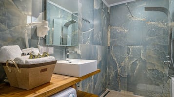 Regadera, secadora de cabello, toallas, jabón