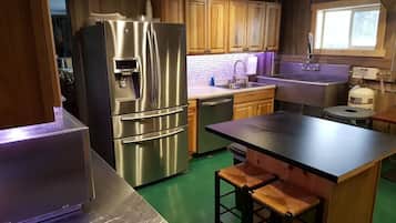 Jääkaappi, mikroaaltouuni, uuni, liesi