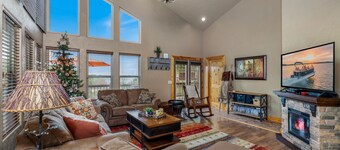 The Cowskin Cabin & Bunkhouse - Lakeview Getaway on 1/2 acre