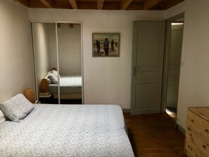 4 chambres, fer et planche à repasser, Wi-Fi, draps fournis