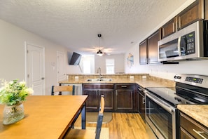 Kjøleskap, mikrobølgeovn, kokeplater og oppvaskmaskin