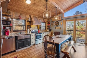 Fridge, microwave, oven, stovetop - 4 Bedroom 2 bath house within 5 minutes to downtown- Great Mountain View’s⛰️ (Gatlinburg)