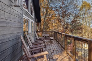 Terrace/patio - 4 Bedroom 2 bath house within 5 minutes to downtown- Great Mountain View’s⛰️ (Gatlinburg)