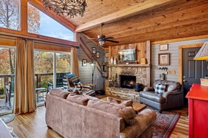 Smart TV, chimenea, futbolito y libros 