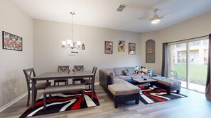 Smart TV - Brand New 4 Bed, 3bth, Next To Pool, Water Slides, Walk To Oldtown, 6 to Disney. (Kissimmee)