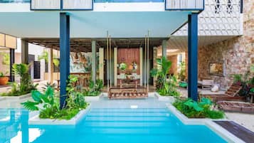 Una piscina al aire libre