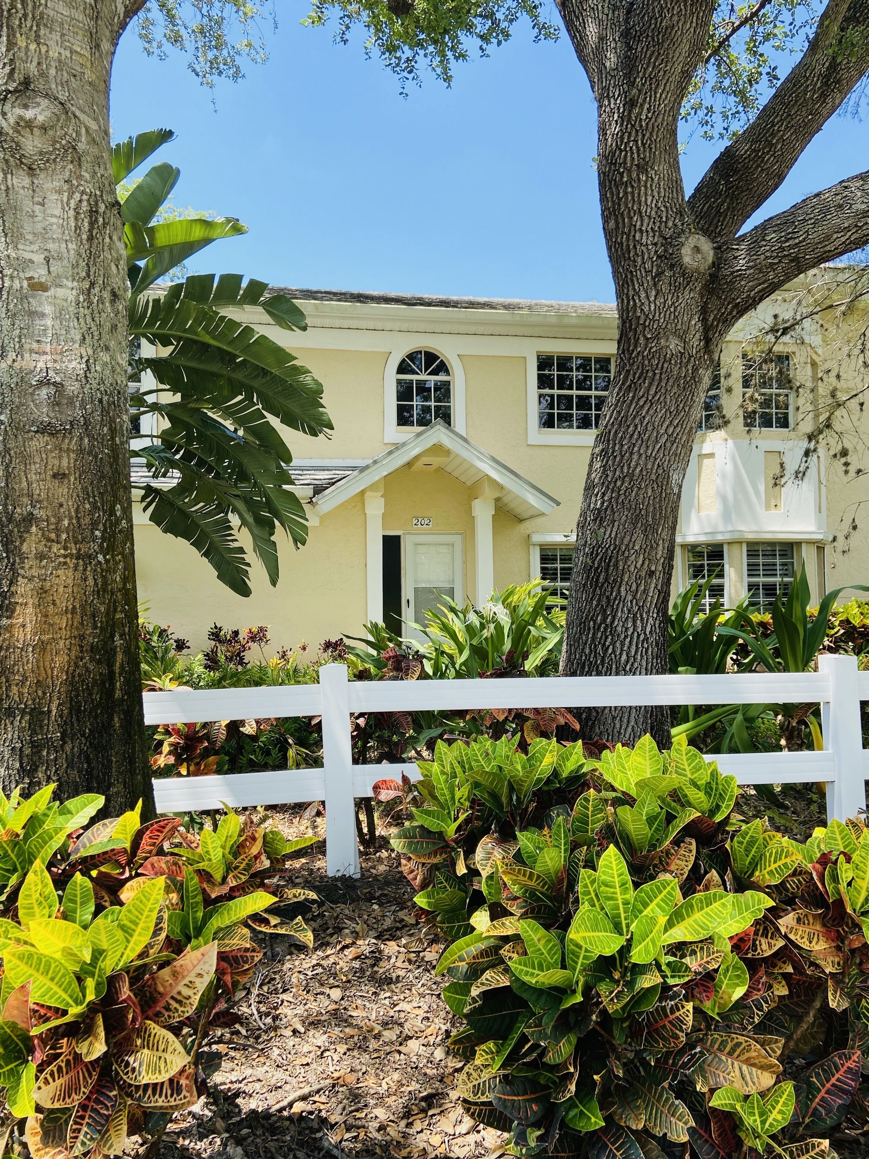 Spacious, Modern 3 Bed/3 Full Bath Condo on Kings Lake - 10 min from the beach