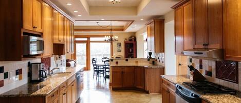 Micro-ondes, plaque de cuisson, lave-vaisselle, cafetière/bouilloire