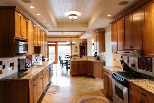 Microwave, stovetop, dishwasher, coffee/tea maker