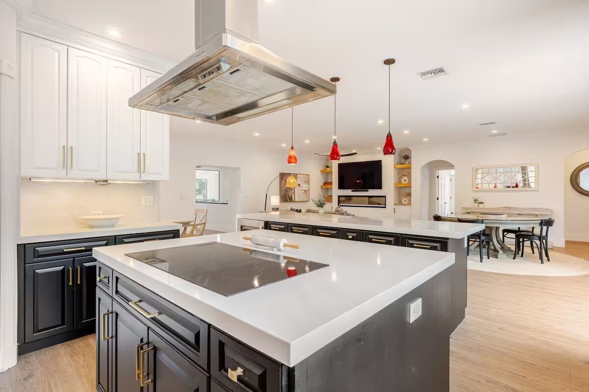 Jääkaappi, mikroaaltouuni, uuni, liesi