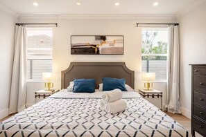 4 habitaciones, escritorio y tabla de planchar con plancha 