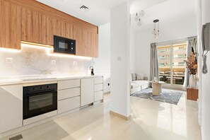 Een koelkast, een magnetron, een oven, een vaatwasser