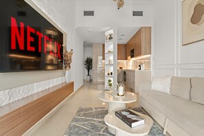 TV - Vibrant 1 BD in the Marina with Spacious Terrace (Dubai)