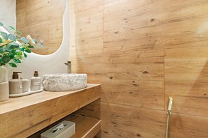 Badewanne, Haartrockner, Handtücher, Seife