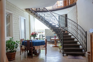 TV, fireplace - Anna's Guest house  (Gori)