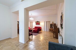 Televisión y chimenea 