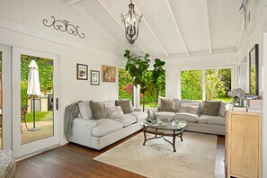 Smart TV, fireplace, books, stereo