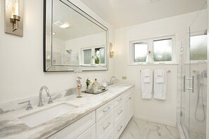 Dusche, Haartrockner, Handtücher, Seife