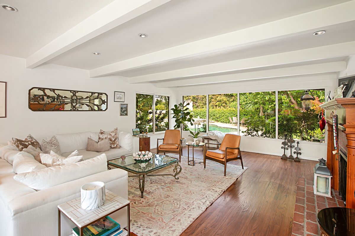 Smart-TV, Kamin, Bücher, Stereoanlage